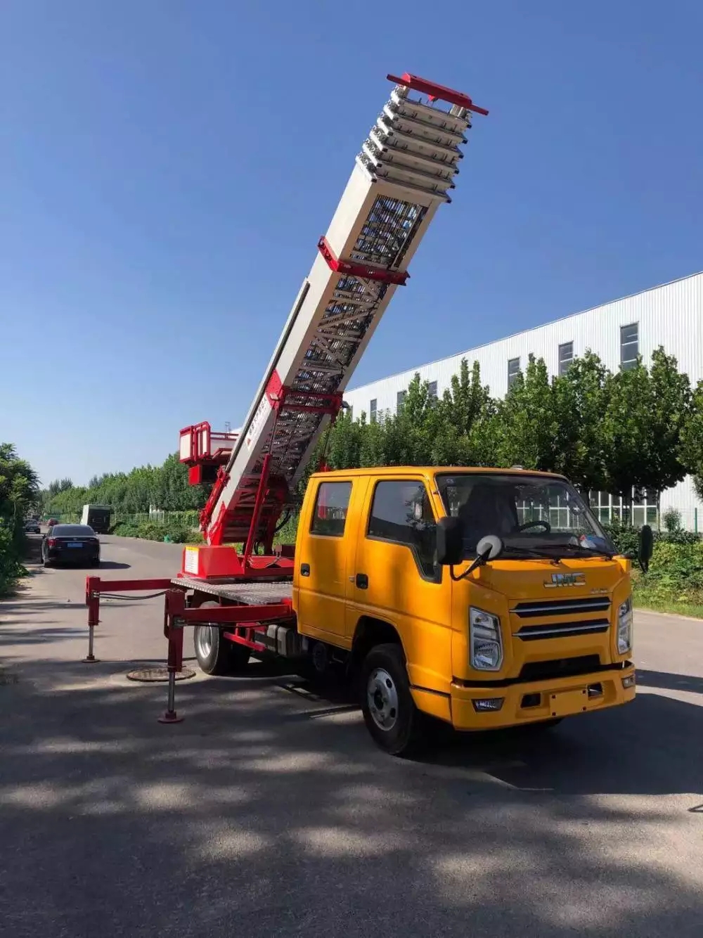 龙湖镇附近的云梯车出租服务：轻松解决高空作业需求